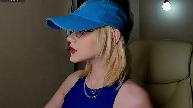 BlondyLily from StripChat is Freechat