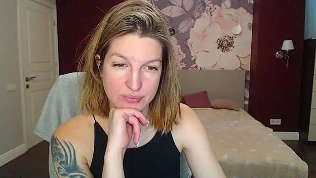 EmilyWalkeri from StripChat is Freechat